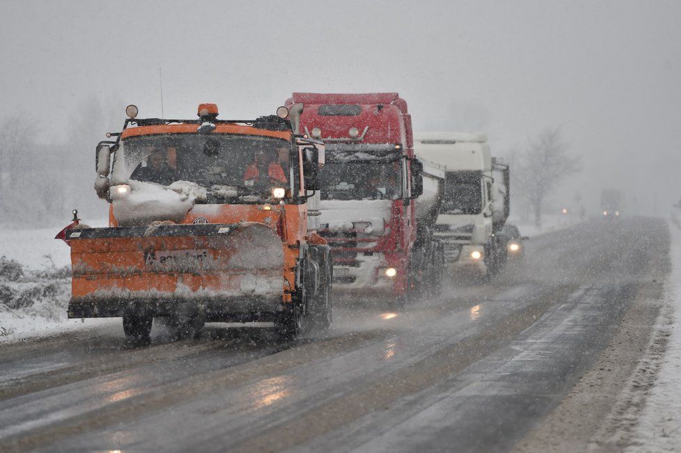 Některé silnice byly v úterý ráno uzavřené kvůli hustému sněžení a dopravním nehodám.