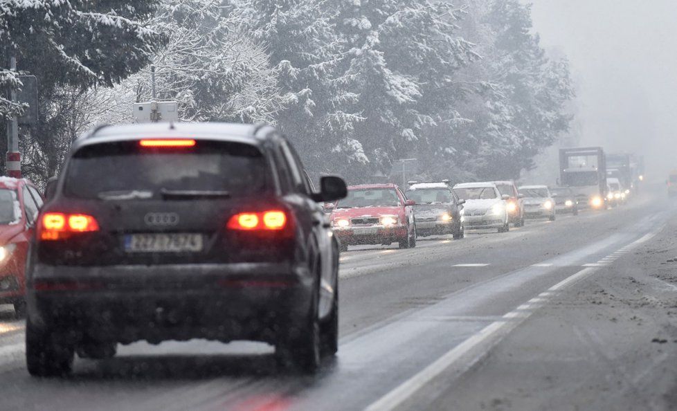 Meteorologové varují, že večer se na východě republiky bude tvořit náledí.