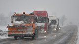 Pozor na kluzké silnice. Sněžení a vítr komplikují dopravu na řadě míst Česka