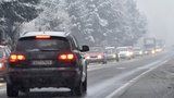 Sněhová kalamita na Vysočině: D1 bude klouzat, ráno bylo už 16 nehod