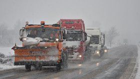 Silničáři mají plné ruce práce s úpravou silnic a nabádají řidiče k velké opatrnosti.