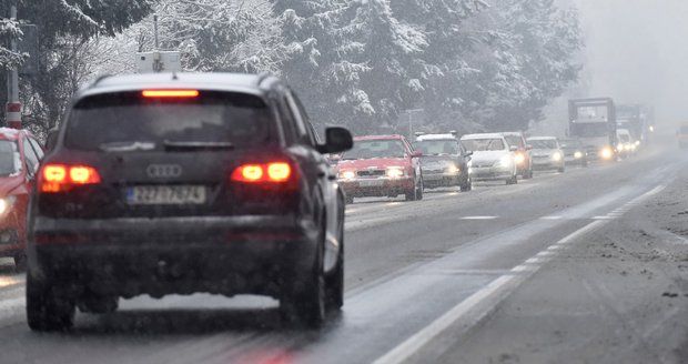 Počasí dává pořád řidičům zabrat: Silnice pokrývá rozbředlý sníh a mlhy