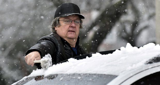 Sněžení a mrznoucí mlhy ohrožují řidiče. Kde musíte být opatrní?