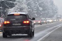 Řidiči, pozor. Do Česka nakoukla zima, silnice namrzají, místy sněží