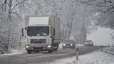 Sníh zasypal silnice, dopravu komplikuje i na dálnicích. Kde hrozí problémy?