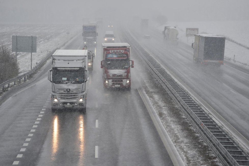 O víkendu bude v Česku mrznout. Už v minulých dnech teploty způsobily řadu dopravních komplikací.