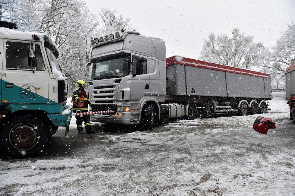 Do úterý na horách napadne do 10 cm sněhu, hrozí sněhové jazyky.