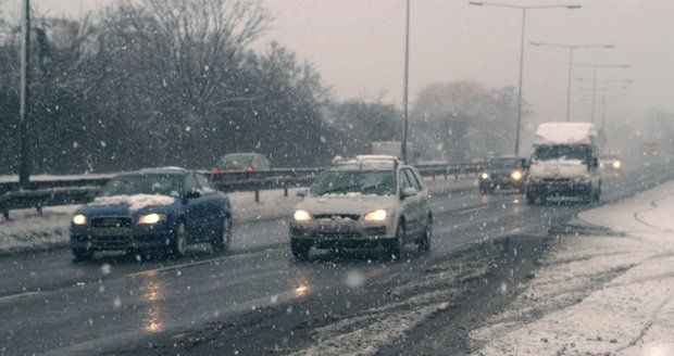 Sníh i v nižších polohách a namrzající vozovky trápí v pondělí řidiče. (ilustrační foto)