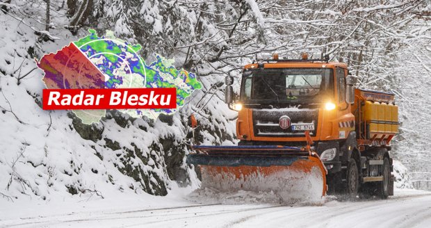 Husté sněžení komplikuje dopravu v Česku.