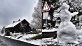 Česko s bílou peřinou: Na Šumavě napadlo pět centimetrů sněhu, chumelit má dál