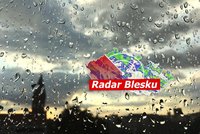 Na východě Česka hrozí silné bouřky! Ochladí se, vrátí se i sníh, sledujte radar Blesku