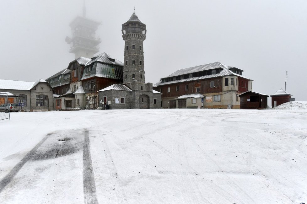 Na Klínovci spustili umělé zasněžování, na vrcholu byla tenká vrstva sněhu (20. 11. 2020)