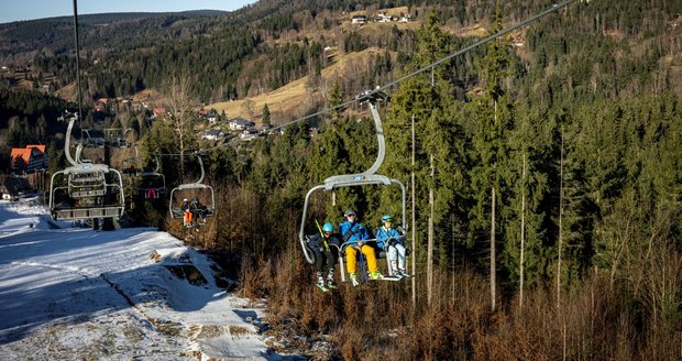 La gente disfruta del clima soleado en las montañas Jizera (26.12.2025) La gente disfruta del clima soleado en las montañas Jizera (26.12.2025)