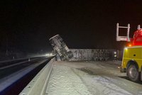 Sníh komplikuje dopravu, dálnici D5 zablokovala nehoda kamionu. Mrazy opět udeří, sledujte radar Blesku