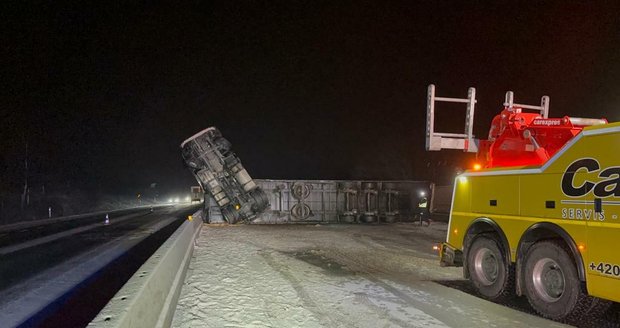 Sníh komplikuje dopravu, dálnici D5 zablokovala nehoda kamionu. Mrazy opět udeří, sledujte radar Blesku