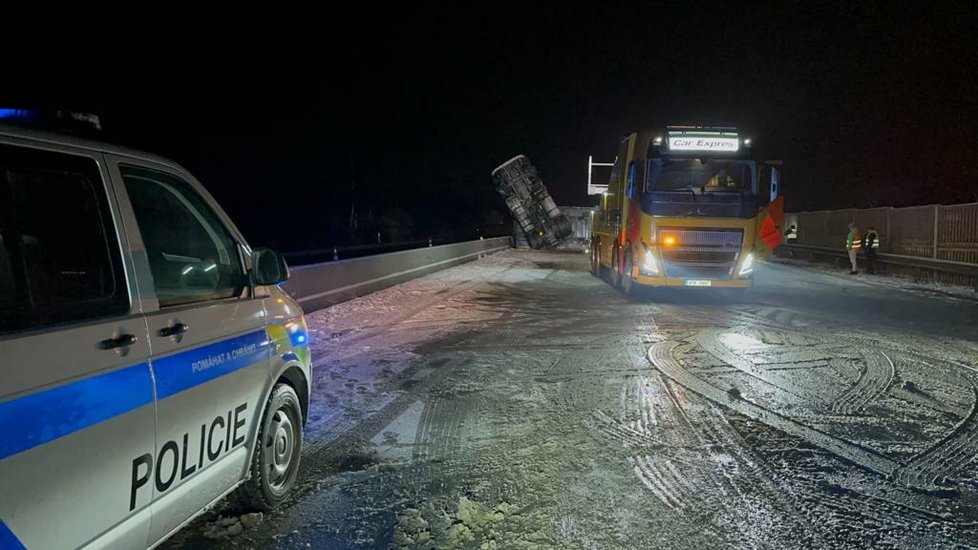 Nehoda kamionu zablokovala dálnici D5 směrem na Prahu (14.12.2022)