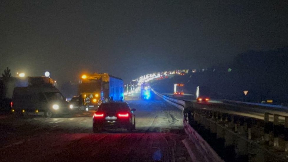 Nehoda kamionu zablokovala dálnici D5 směrem na Prahu (14.12.2022)