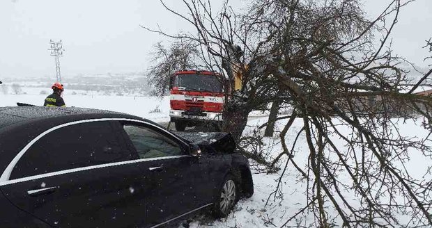Jedna z dopravních nehod způsobených 9. prosince 2021 v důsledků sněžení na silnicích v Jihomoravském kraji.