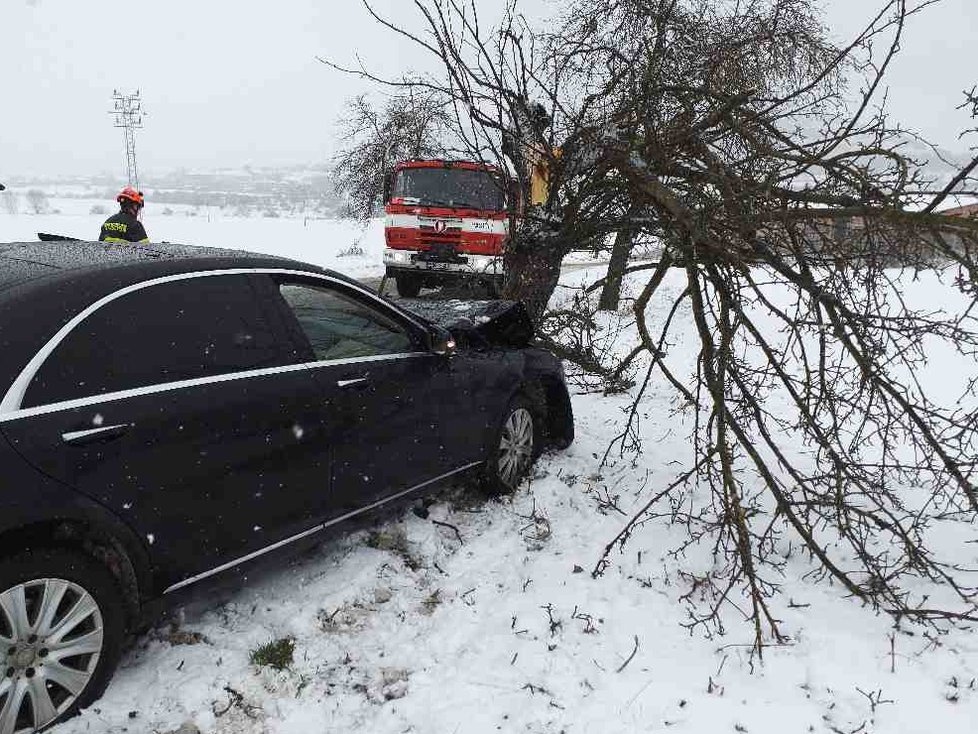 Jedna z dopravních nehod způsobených 9. prosince 2021 v důsledků sněžení na silnicích v Jihomoravském kraji