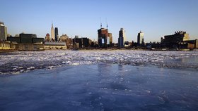 Podivná zima řádí ve světě – sníh na poušti i zamrzlý Manhattan