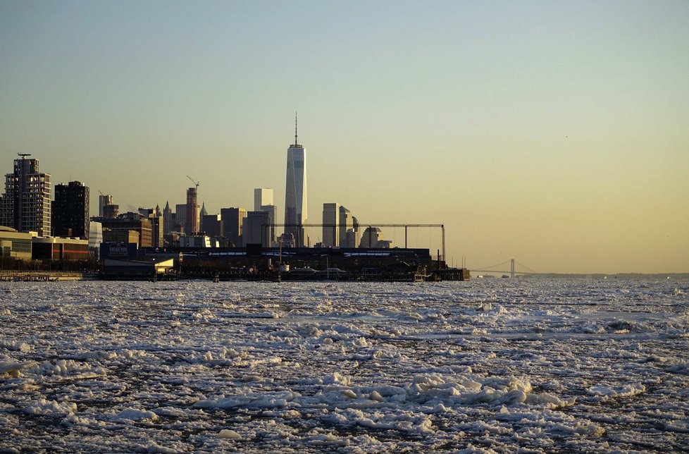 Podivná zima řádí ve světě – sníh na poušti i zamrzlý Manhattan