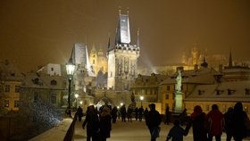 Pohled na mosteckou věž na Karlově mostě a Pražský Hrad v podvečer v neděli 9. prosince
