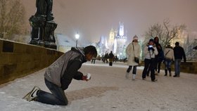 Žebrák na Karlově mostě: Mrazu a čerstvému sněhu navzdory