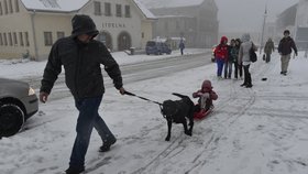 V Liberci se mohly děti vracet ze školky na bobech