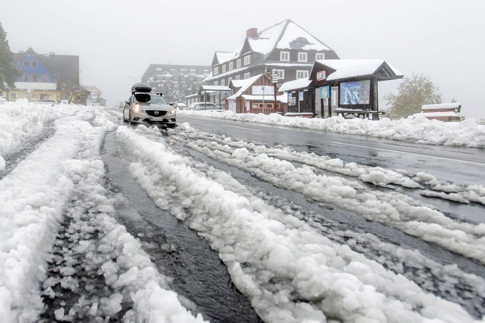 Řidiči, pozor na náledí. V noci může napadnout až 10 cm sněhu.