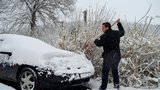 Sněhová pohroma pokračuje: Na silnicích je i metr sněhu, vlaky nejedou
