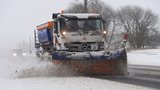 Mlha a sníh na silnicích: Bouraly kamiony i auta, komplikací přibývá