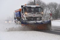 Mlha a sníh na silnicích: Bouraly kamiony i auta, komplikací přibývá