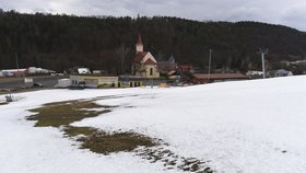 Kvůli oblevě a vytrvalým dešťům z posledních dní je lyžařský areál v Hlubočkách na Olomoucku dočasně mimo provoz.