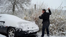 Přívaly sněhu na Bruntálsku a Jesenicku uvěznily v kolonách řidiče kamionů, osobáků i autobusů.