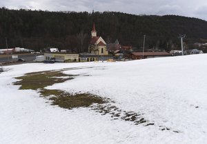 Kvůli oblevě a vytrvalým dešťům z posledních dní je lyžařský areál v Hlubočkách na Olomoucku dočasně mimo provoz.