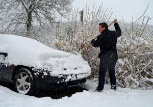 Přívaly sněhu na Bruntálsku a Jesenicku uvěznily v kolonách řidiče kamionů, osobáků i autobusů.