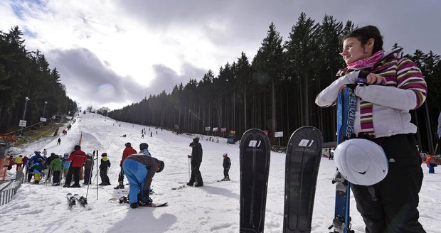 Skiareál Šacberk ve Zborné u Jihlavy, kde v druhé polovině minulého týdne stále ležela téměř metrová vrstva technického sněhu.