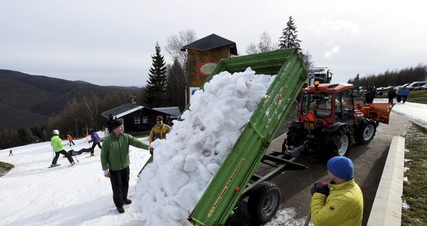 Pracovníci rozváželi sníh ve Skiareálu Klíny v Krušných horách na Mostecku.