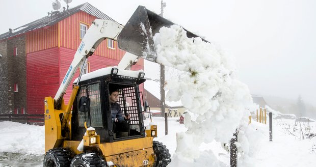 Řidiči, pozor na náledí. V noci může napadnout až 10 cm sněhu.