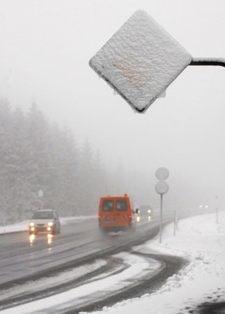 V některých oblastech sněžilo tak hustě, že řidiči mohli rozpoznat značky jen stěží.