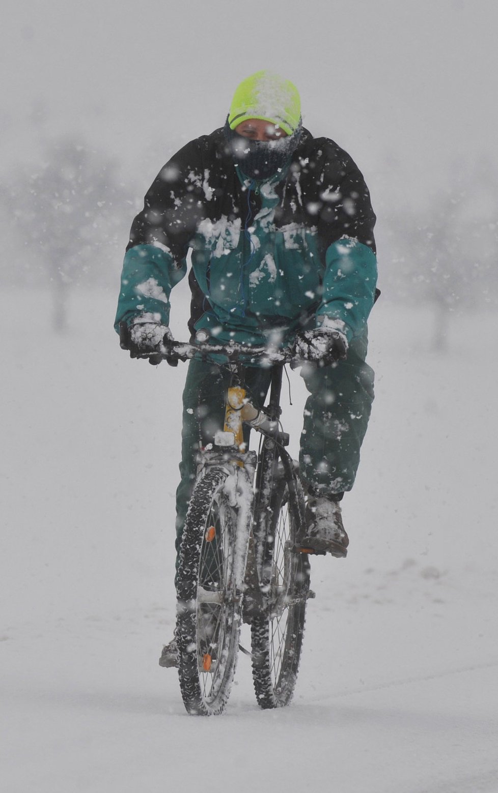Některé ani husté sněžení neodradilo od ježdění na kole.