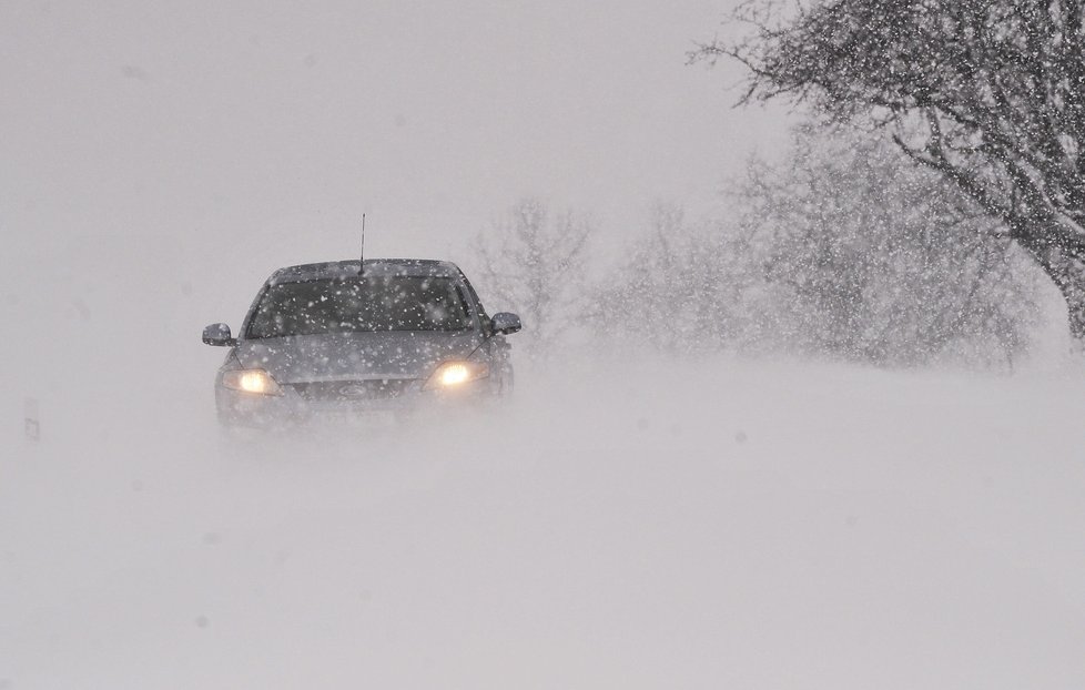Kvůli hustému sněžení si řidiči musí dávat pozor na zhoršenou viditelnost.