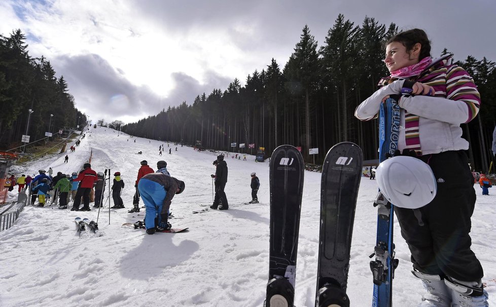 Skiareál Šacberk ve Zborné u Jihlavy, kde v druhé polovině minulého týdne stále ležela téměř metrová vrstva technického sněhu.