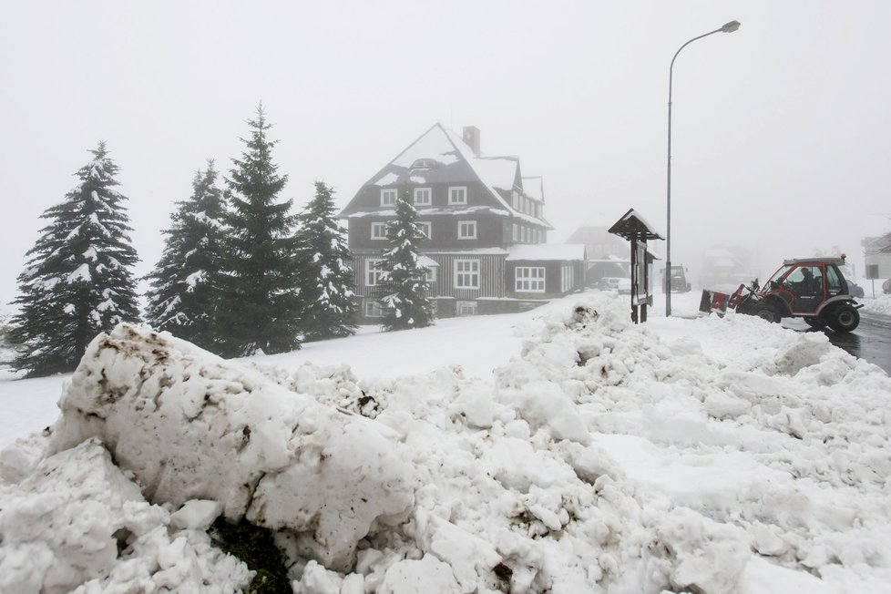 Řidiči, pozor na náledí. V noci může napadnout až 10 cm sněhu.