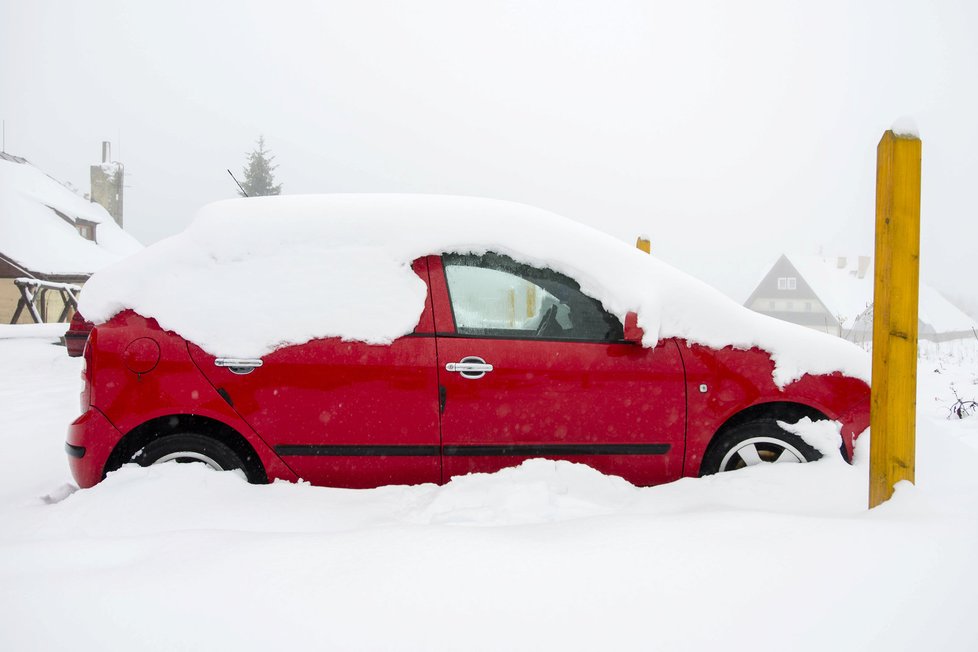 Řidiči, pozor na náledí. V noci může napadnout až 10 cm sněhu.