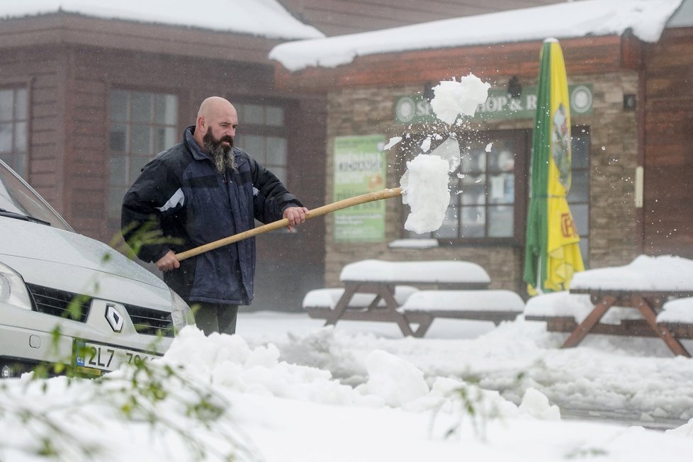 Řidiči, pozor na náledí. V noci může napadnout až 10 cm sněhu.