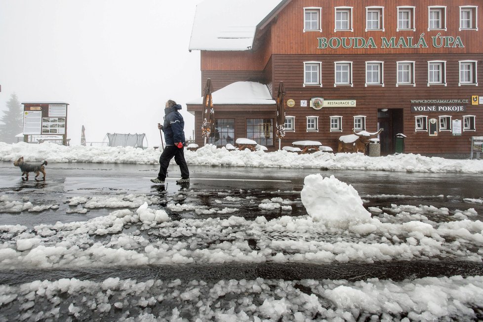 Řidiči, pozor na náledí. V noci může napadnout až 10 cm sněhu.