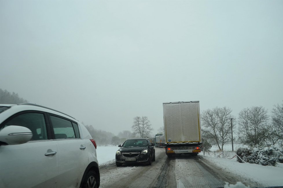 Přívaly sněhu na Bruntálsku a Jesenicku uvěznily v kolonách řidiče kamionů, osobáků i autobusů.