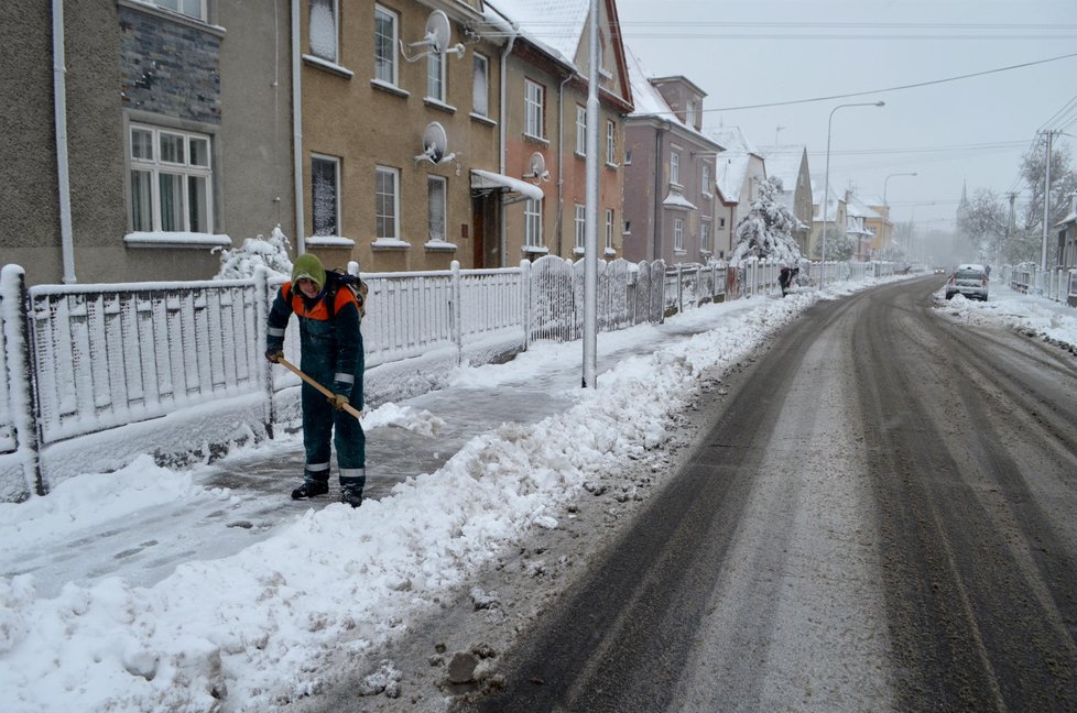 Přívaly sněhu na Bruntálsku a Jesenicku uvěznily v kolonách řidiče kamionů, osobáků i autobusů.