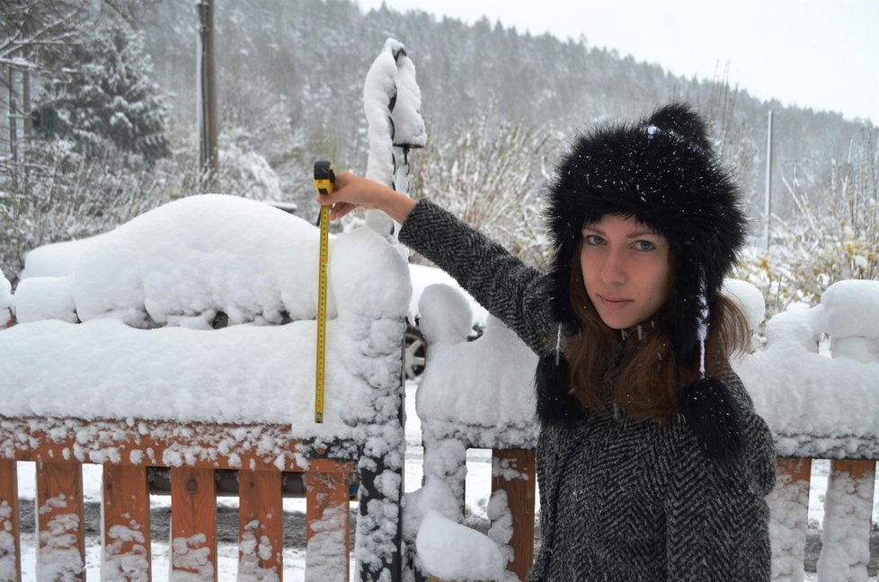 Slečna Tereza ukazuje čerstvou sněhovou nadílku.